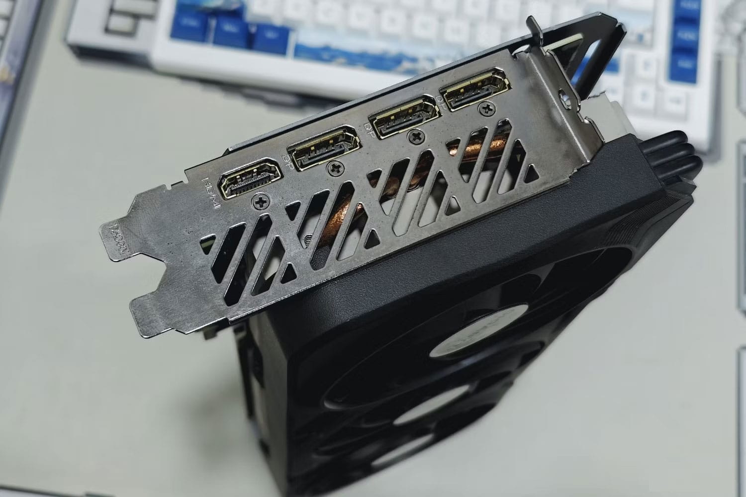 Các cổng trên GPU Gigabyte GeForce RTX 4070 Ti Gaming OC.