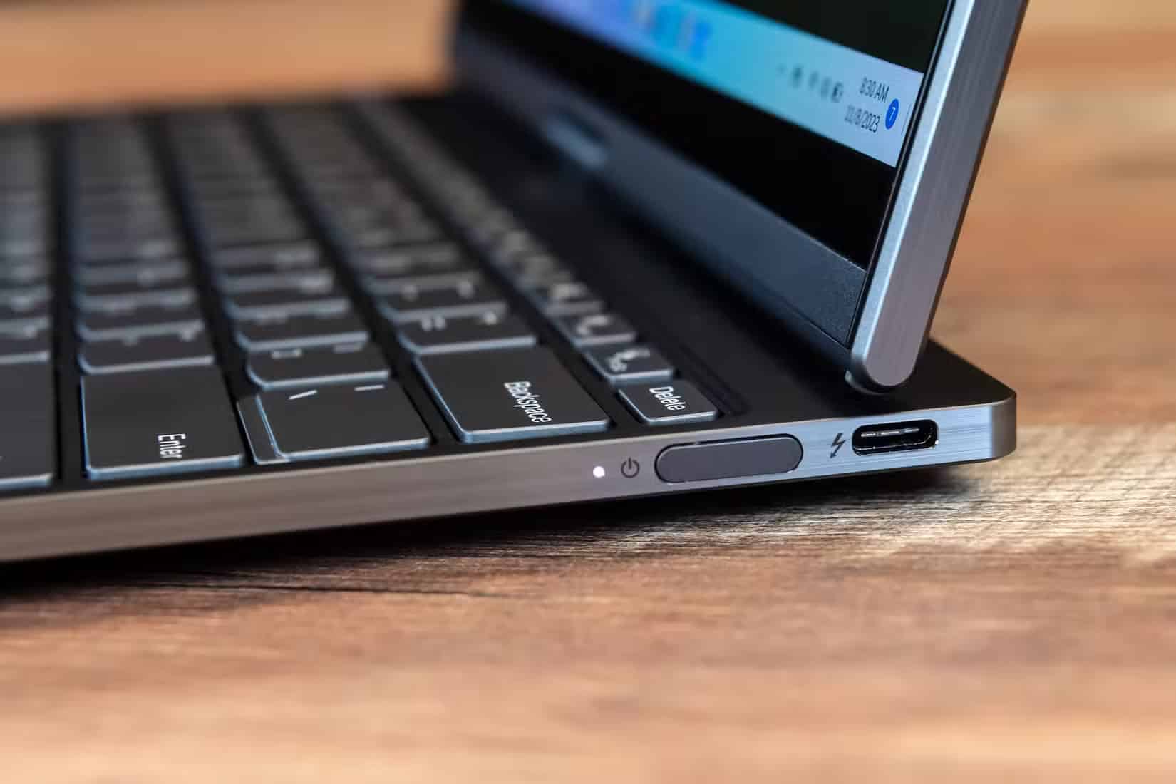 Nút nguồn và cổng sạc USB C trên Lenovo ThinkBook Plus Gen 4