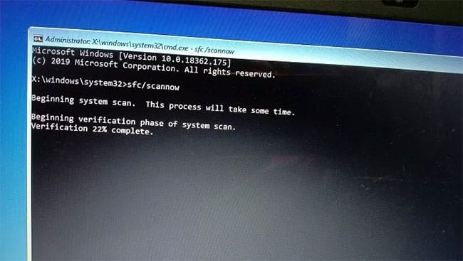 Màn hình Command Prompt hiển thị trên phông nền màu xanh lam ở Safe Mode