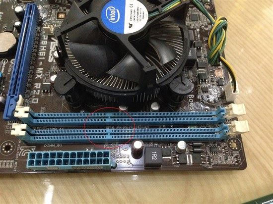 Chú ý đến gờ cố định ở khe RAM để cắm RAM đúng chiều