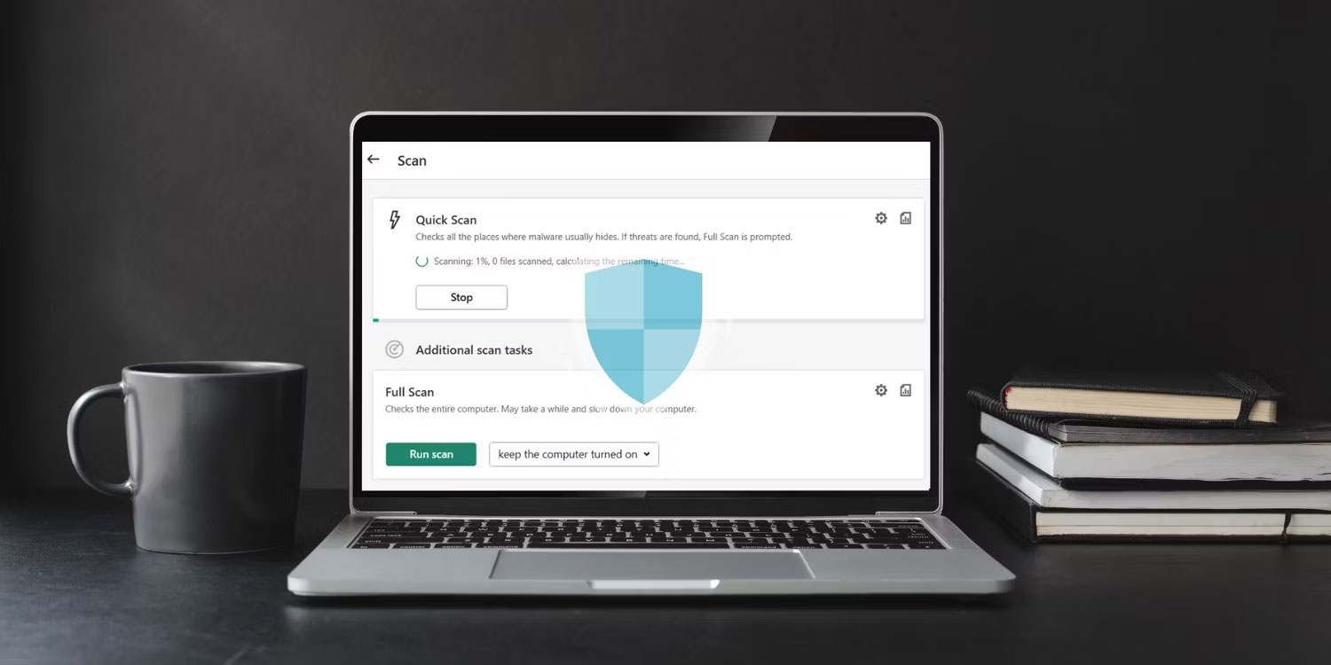 Laptop trên bàn trong quá trình quét virus