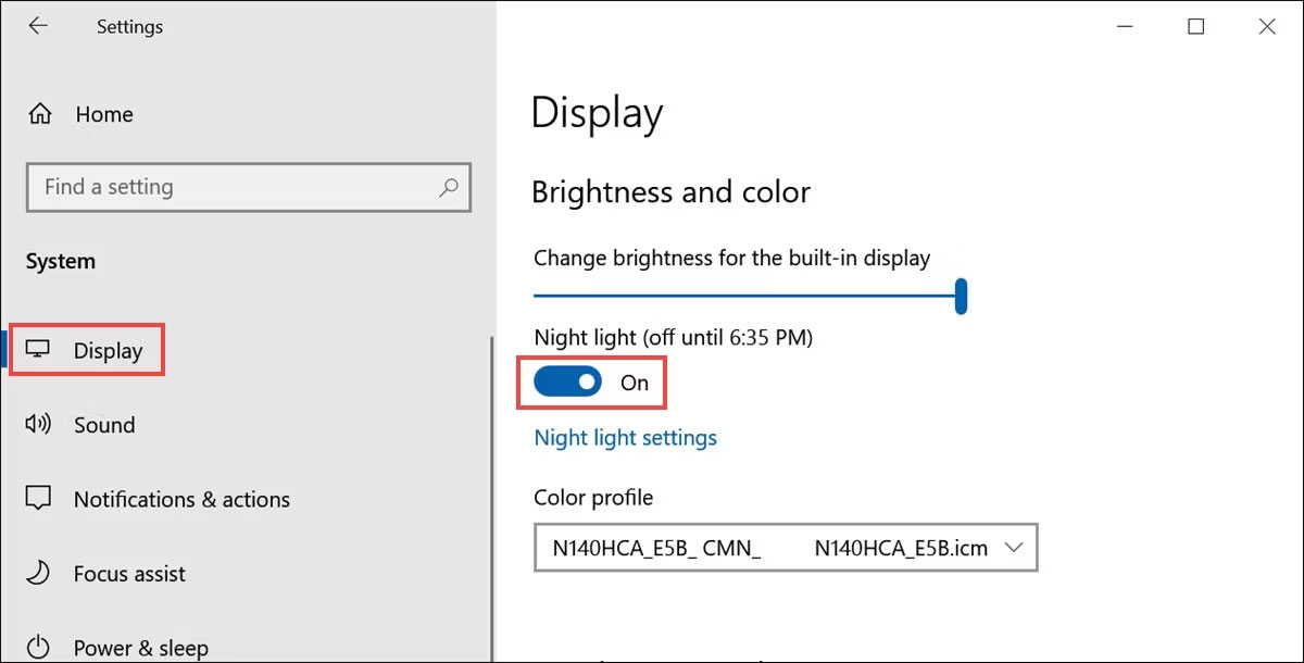 man-hinh-laptop-windows-bi-vang-2 Nút chuyển đổi Night Light trong cài đặt Windows Display